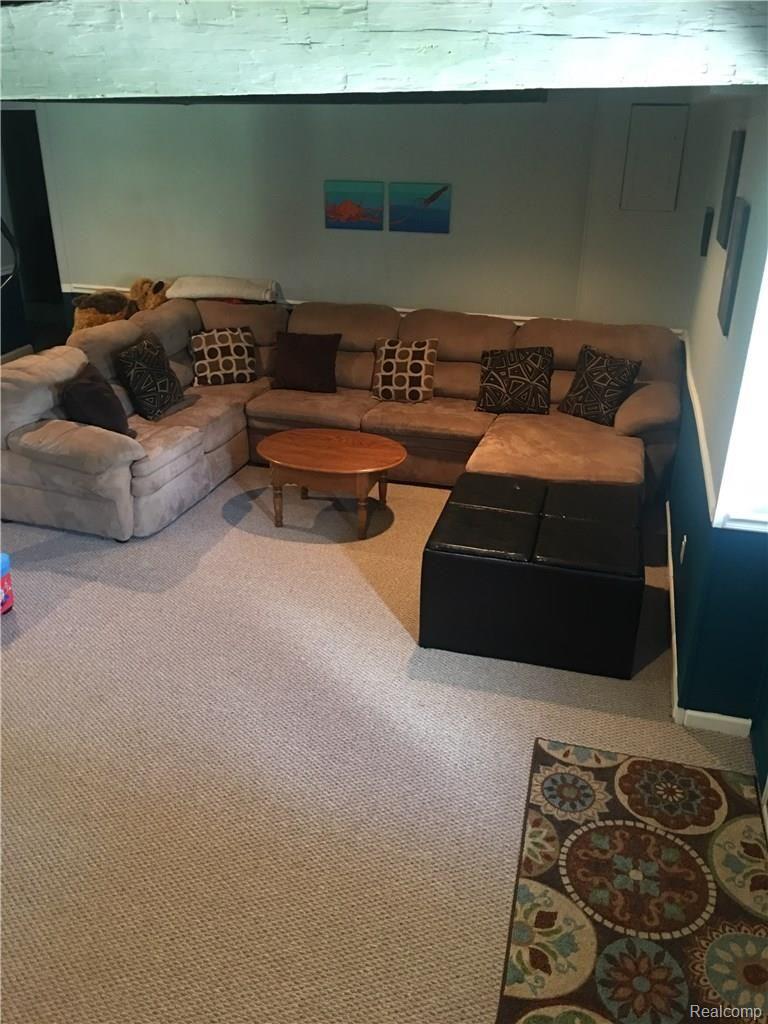 9344 White Lake Road Fenton, MI 48430 - Photo 22 of 34 25 - Family Room 2.JPG