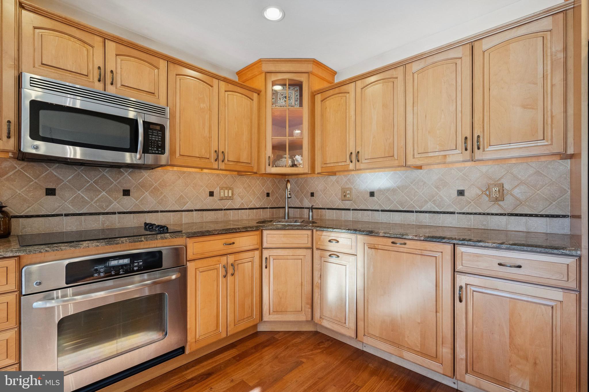 72e East Heron Road Southampton, PA 18966 - Photo 13 of 25 Gorgeous Cabinets Granite Stainless Steel Applianc