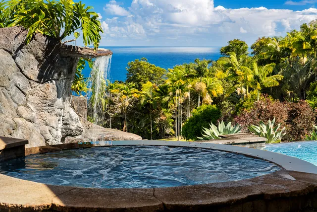 a view of a backyard