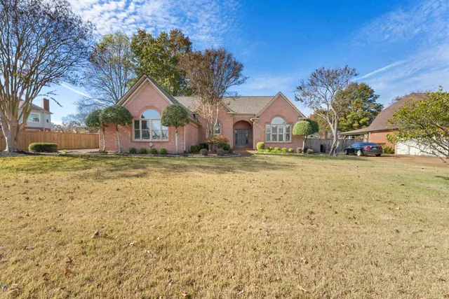 a view of a house with a yard