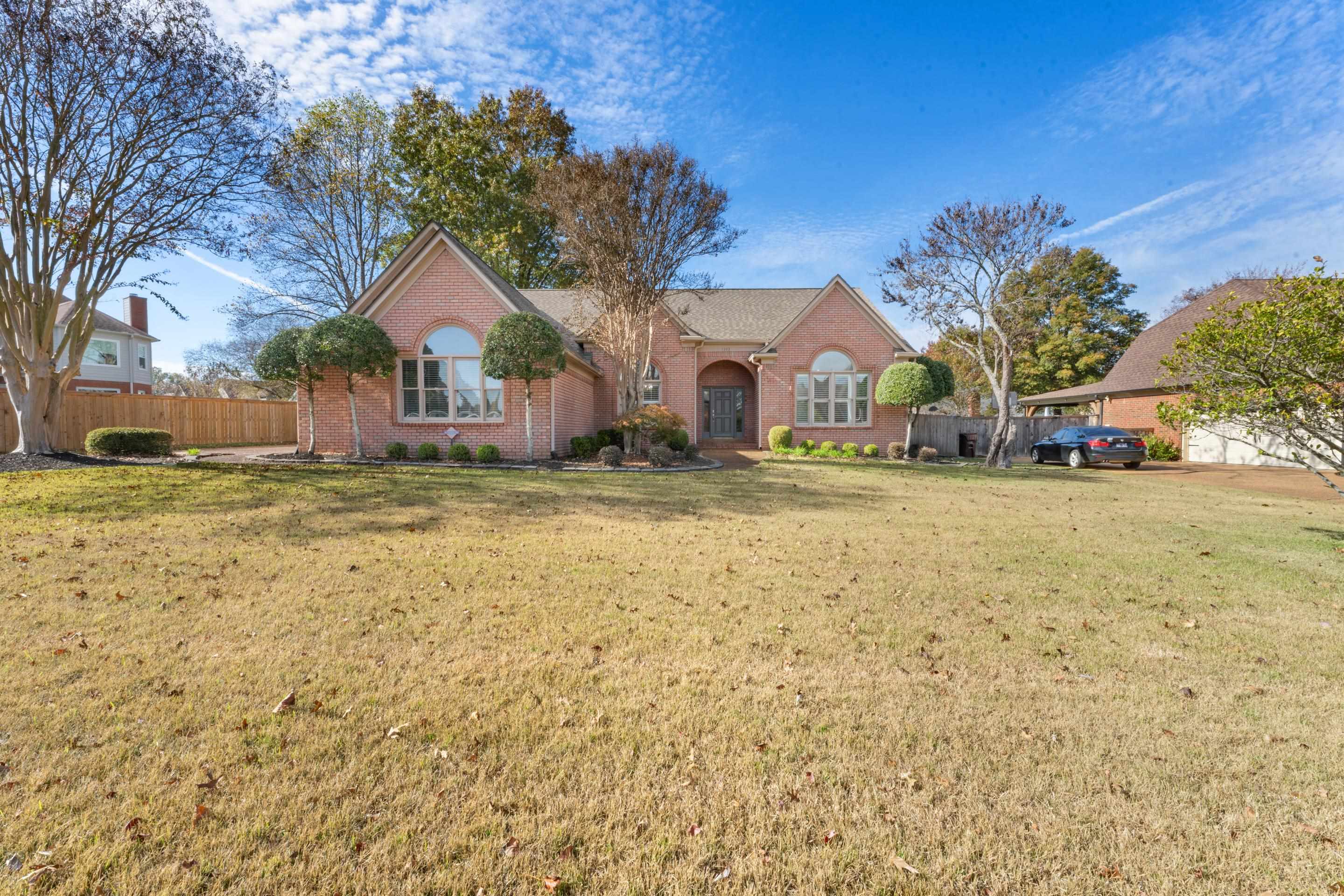 a view of a house with a yard