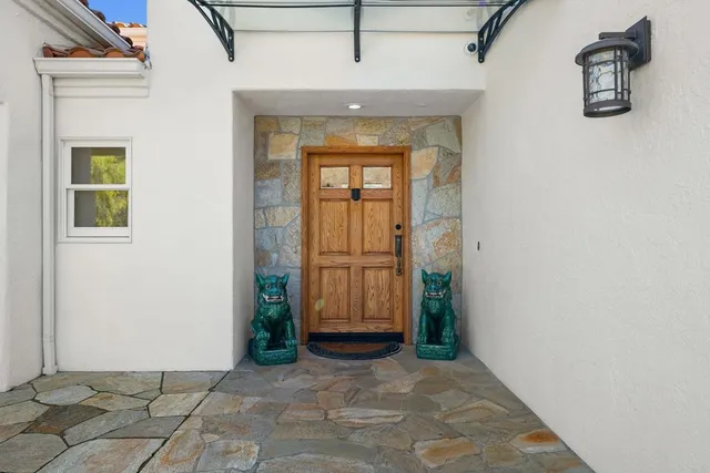 a view of an entryway with a livingroom