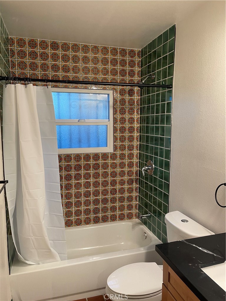 4061 Mission Inn Avenue Riverside, CA 92501 - Photo 3 of 9 a bathroom with a toilet and a bathtub