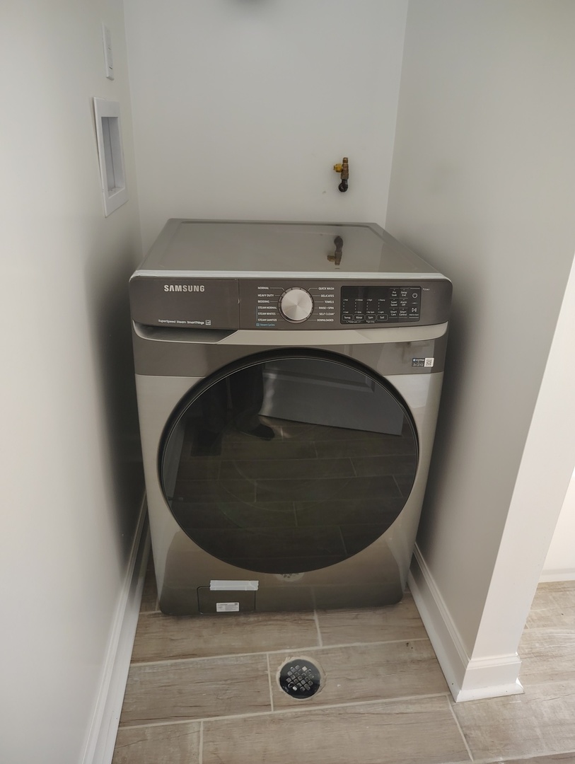 5740 South Elizabeth Street Chicago, IL 60636 - Photo 18 of 45 a utility room with dryer and washer