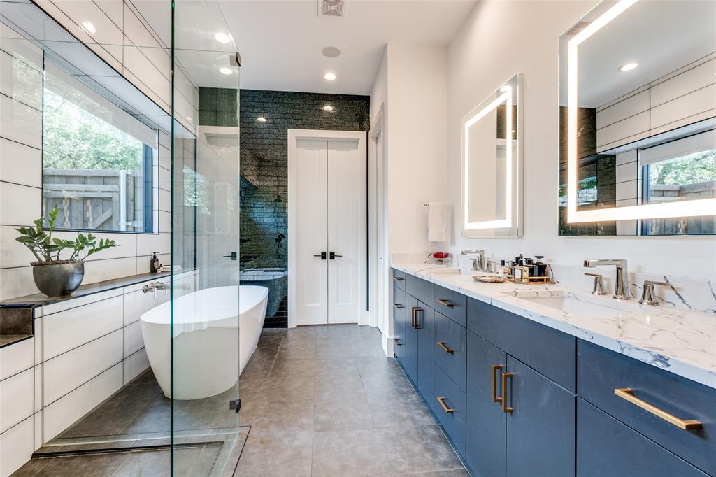 7229 Haverford Road Dallas, TX 75214 - Photo 18 of 31 Primary Bath