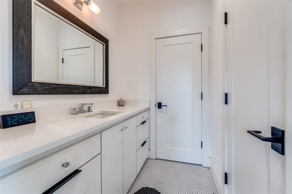 7229 Haverford Road Dallas, TX 75214 - Photo 23 of 31 Guest Bath