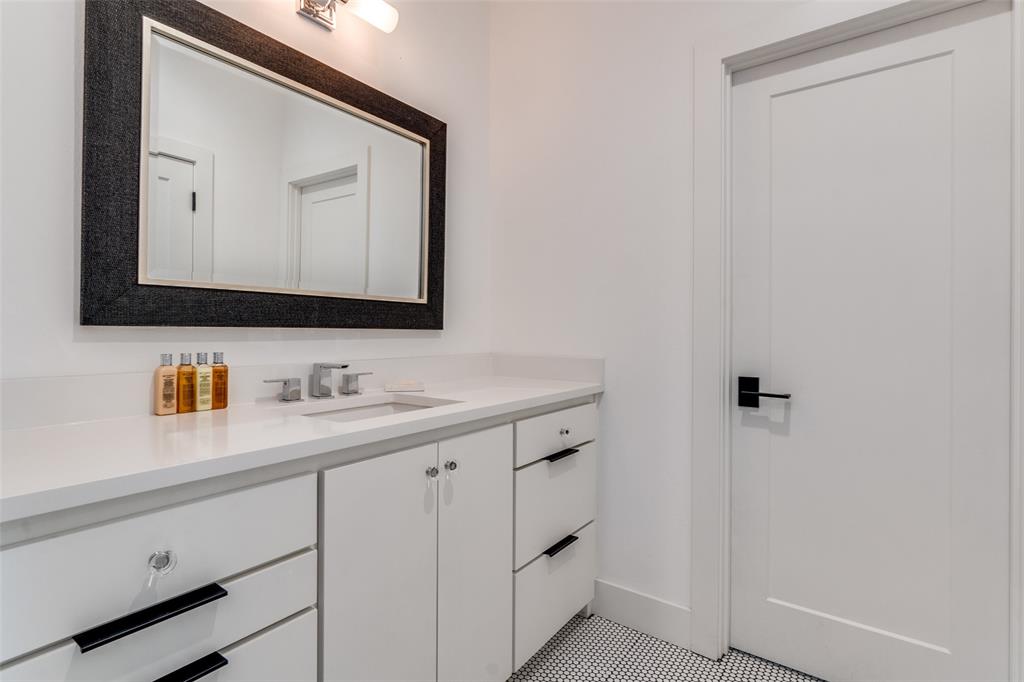 7229 Haverford Road Dallas, TX 75214 - Photo 24 of 31 Guest Bath