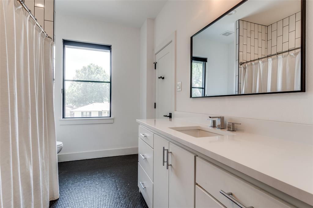 7229 Haverford Road Dallas, TX 75214 - Photo 28 of 31 Guest Bath