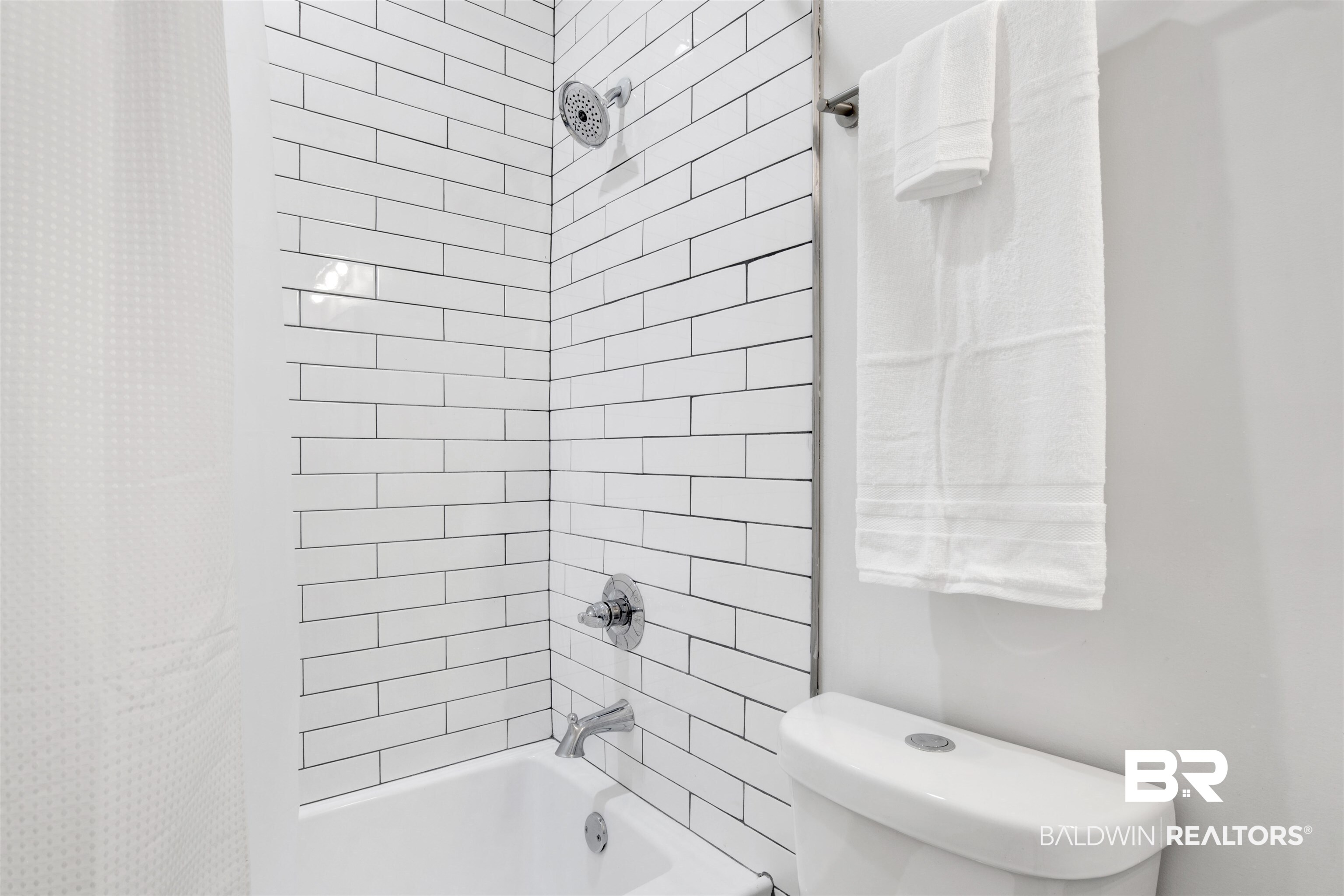 555 Congress Street Mobile, AL 36603 - Photo 19 of 27 Bathroom with shower / tub combo with curtain and toilet