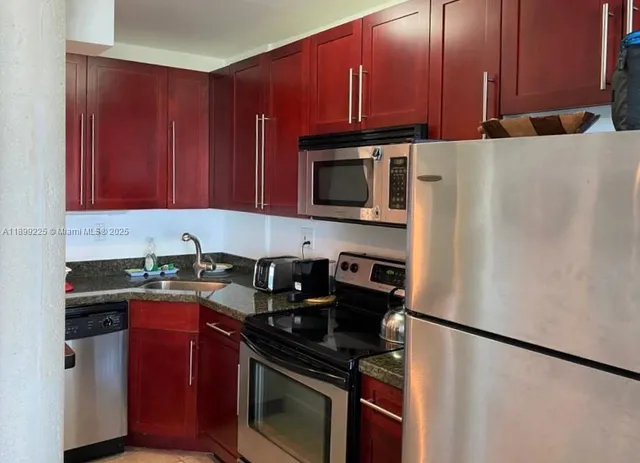 $2,600 | 5401 Collins Avenue, Unit 729, Miami Beach, FL 33140