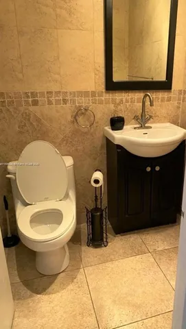 $2,600 | 5401 Collins Avenue, Unit 729, Miami Beach, FL 33140