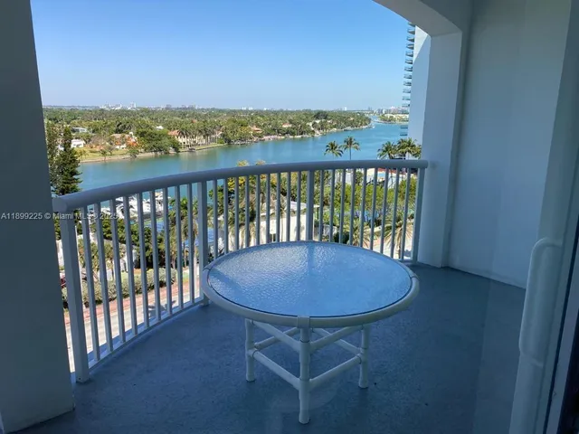 $2,600 | 5401 Collins Avenue, Unit 729, Miami Beach, FL 33140