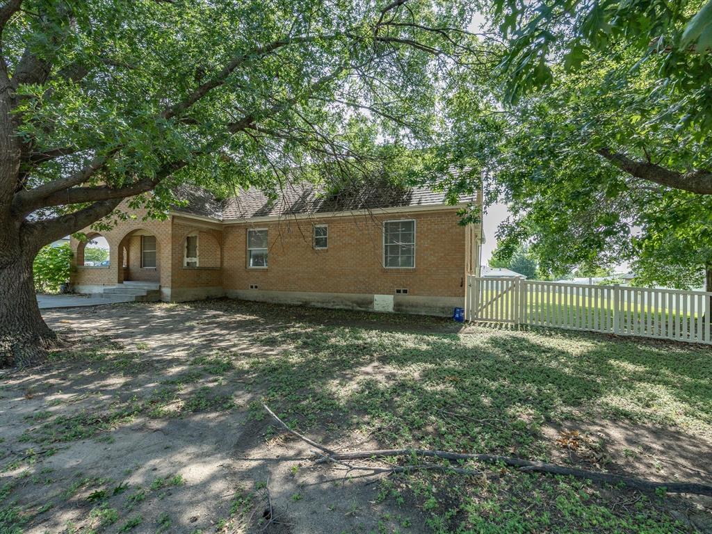 901 South College Avenue Decatur, TX 76234 - Photo 3 of 38