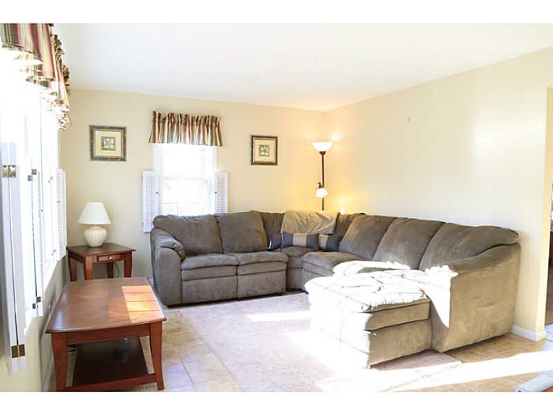 95 Mettatuxet Road Narragansett, RI 02882 - Photo 3 of 25 Living Room.