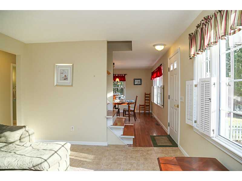 95 Mettatuxet Road Narragansett, RI 02882 - Photo 4 of 25 Living Room.