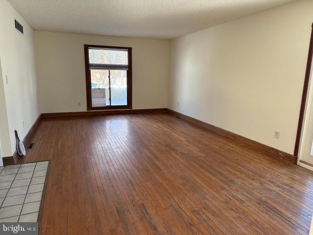 11 Robertson Road East Windsor, NJ 08520 - Photo 3 of 22 Living Room
