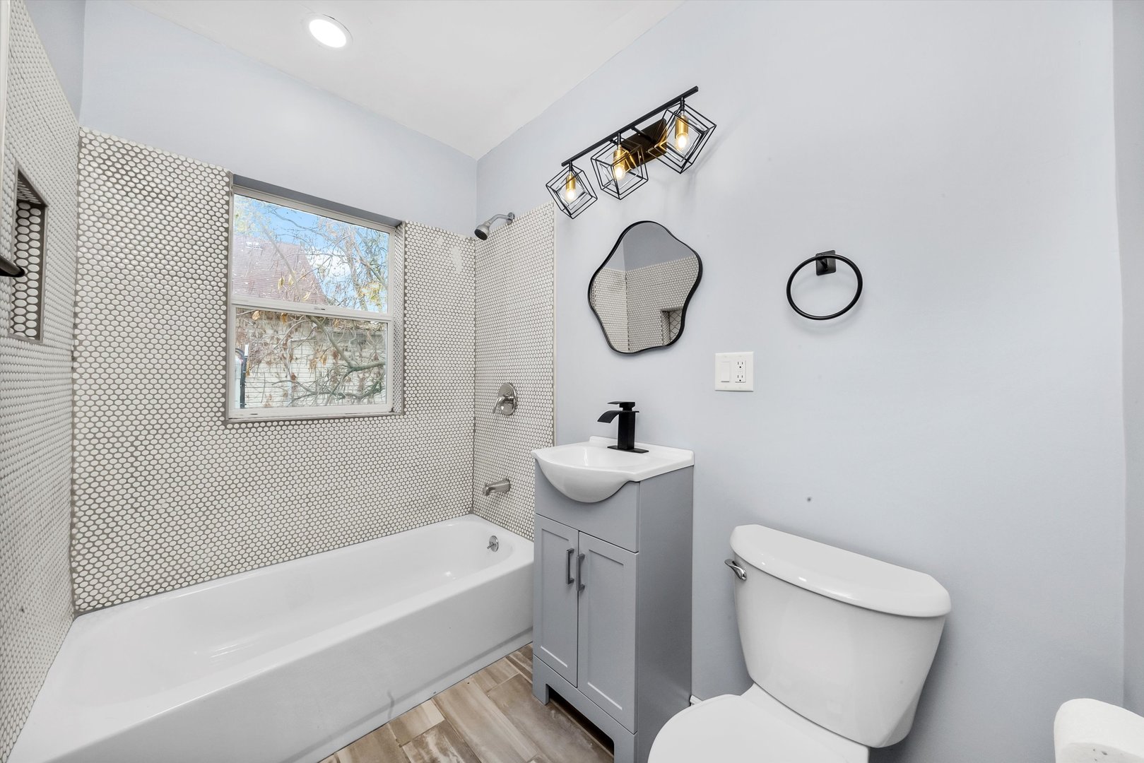 11730 South Perry Avenue Chicago, IL 60628 - Photo 15 of 25 a bathroom with a toilet and a bathtub
