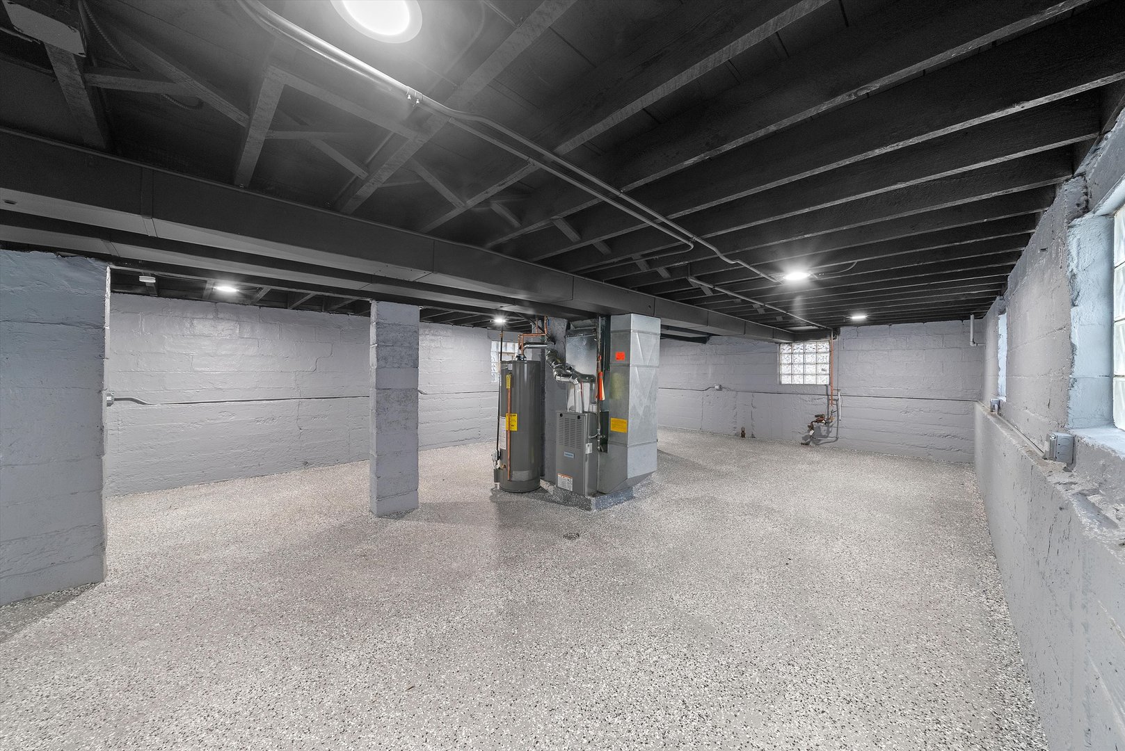 11730 South Perry Avenue Chicago, IL 60628 - Photo 20 of 25 a view of empty room with racks