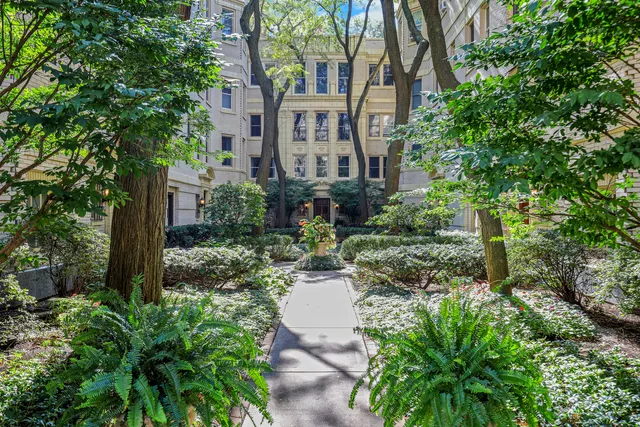 $550,000 | 431 West Aldine Avenue, Unit 10, Chicago, IL 60657