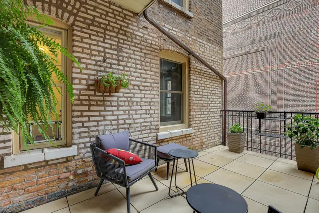 $550,000 | 431 West Aldine Avenue, Unit 10, Chicago, IL 60657