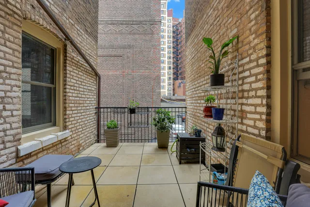 $550,000 | 431 West Aldine Avenue, Unit 10, Chicago, IL 60657