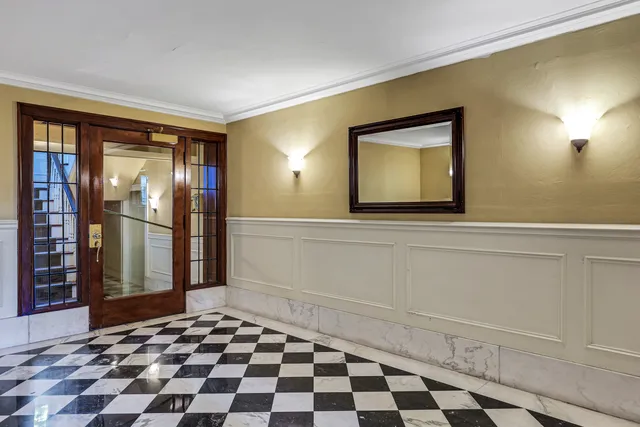 $550,000 | 431 West Aldine Avenue, Unit 10, Chicago, IL 60657