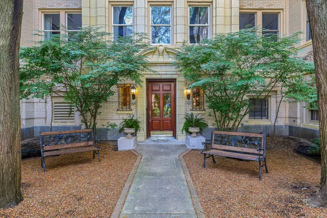 $550,000 | 431 West Aldine Avenue, Unit 10, Chicago, IL 60657