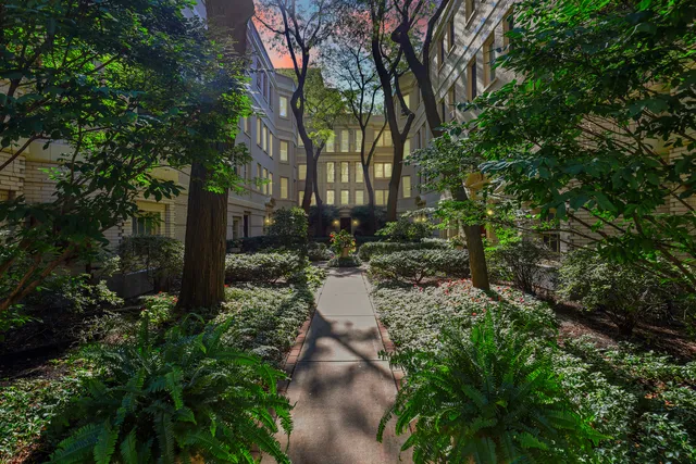 $550,000 | 431 West Aldine Avenue, Unit 10, Chicago, IL 60657