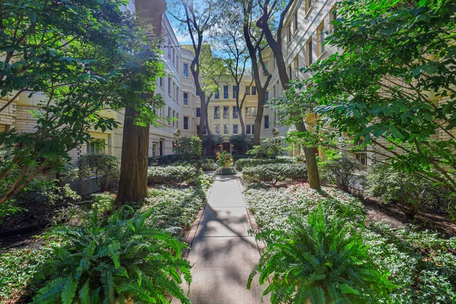 $550,000 | 431 West Aldine Avenue, Unit 10, Chicago, IL 60657