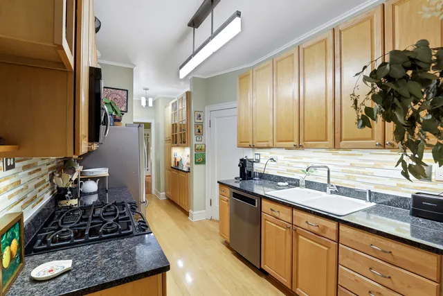 $550,000 | 431 West Aldine Avenue, Unit 10, Chicago, IL 60657