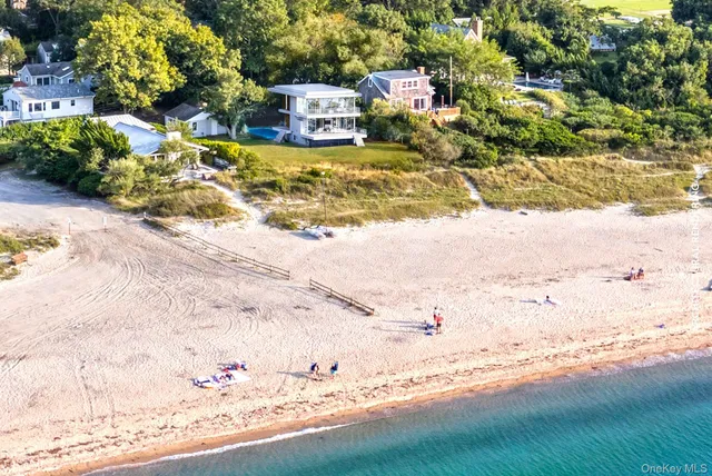 a view of back yard of the ocean