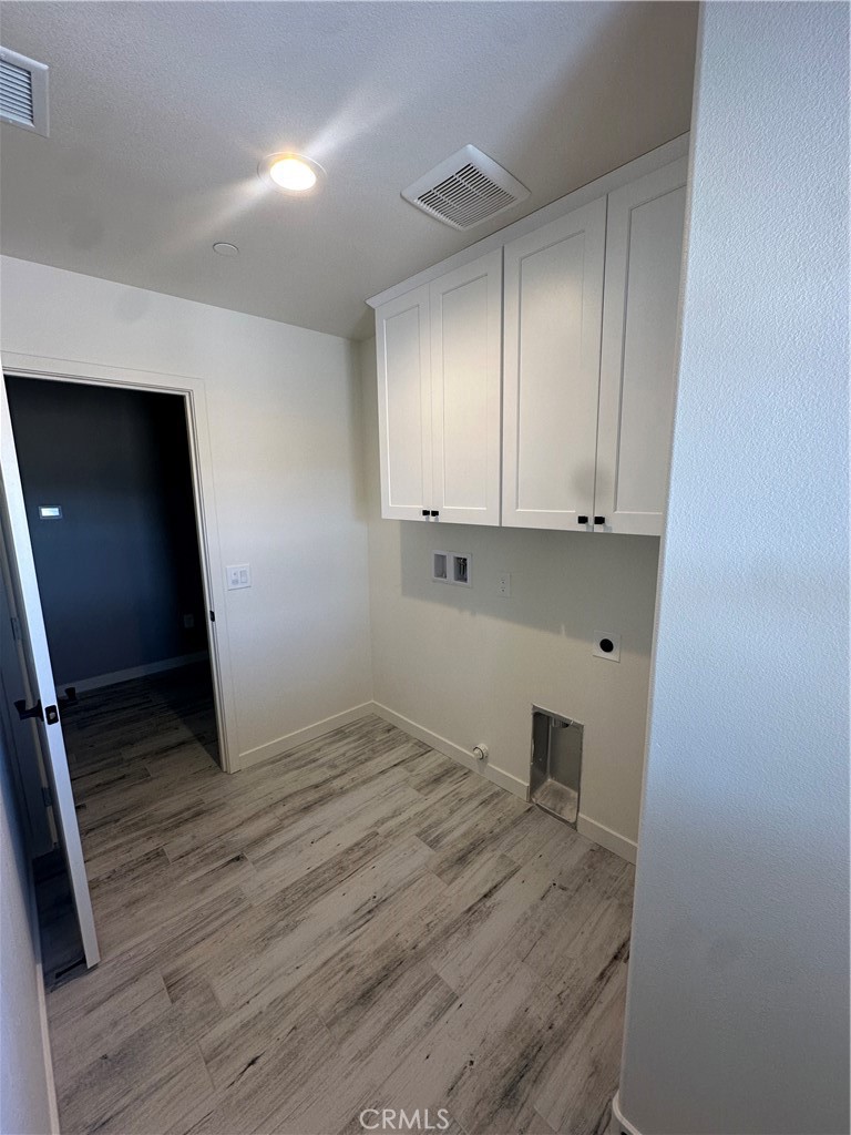 15009 Temecula Road Apple Valley, CA 92307 - Photo 21 of 64 Laundry Room