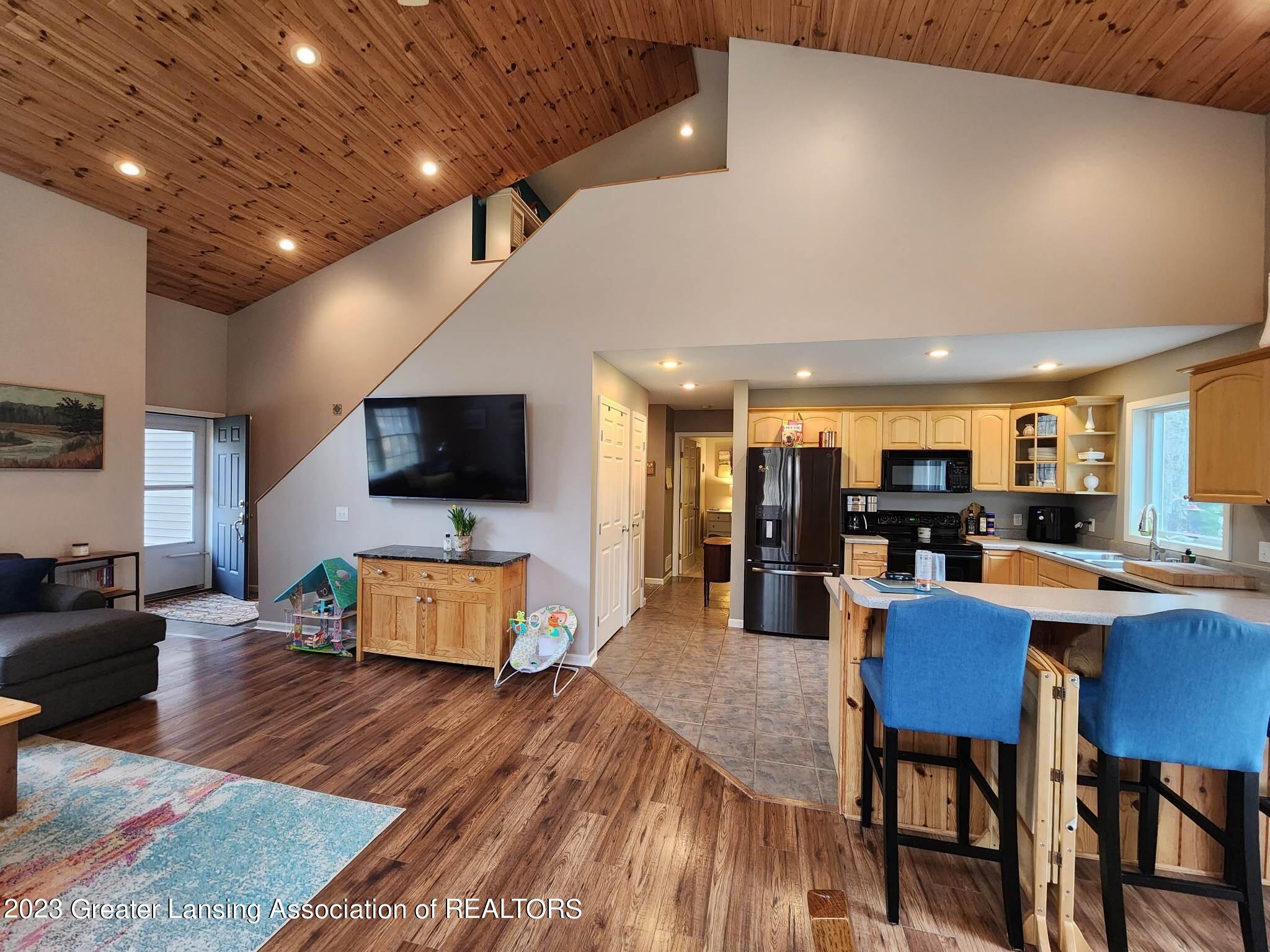 8382 Ridgeway Road Petoskey, MI 49770 - Photo 5 of 31 336451847_724621129453875_47219824768768