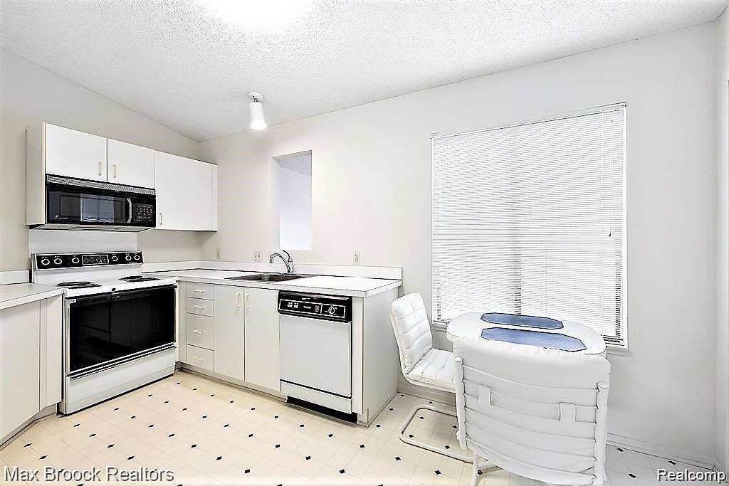 6700 Ridgefield Circle, Unit 204 West Bloomfield, MI 48322 - Photo 8 of 15