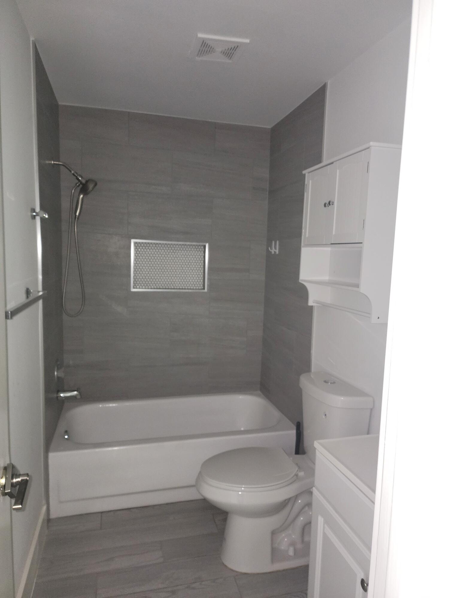 8933 Southeast Hobe Ridge Avenue Hobe Sound, FL 33455 - Photo 12 of 17 Bath 2