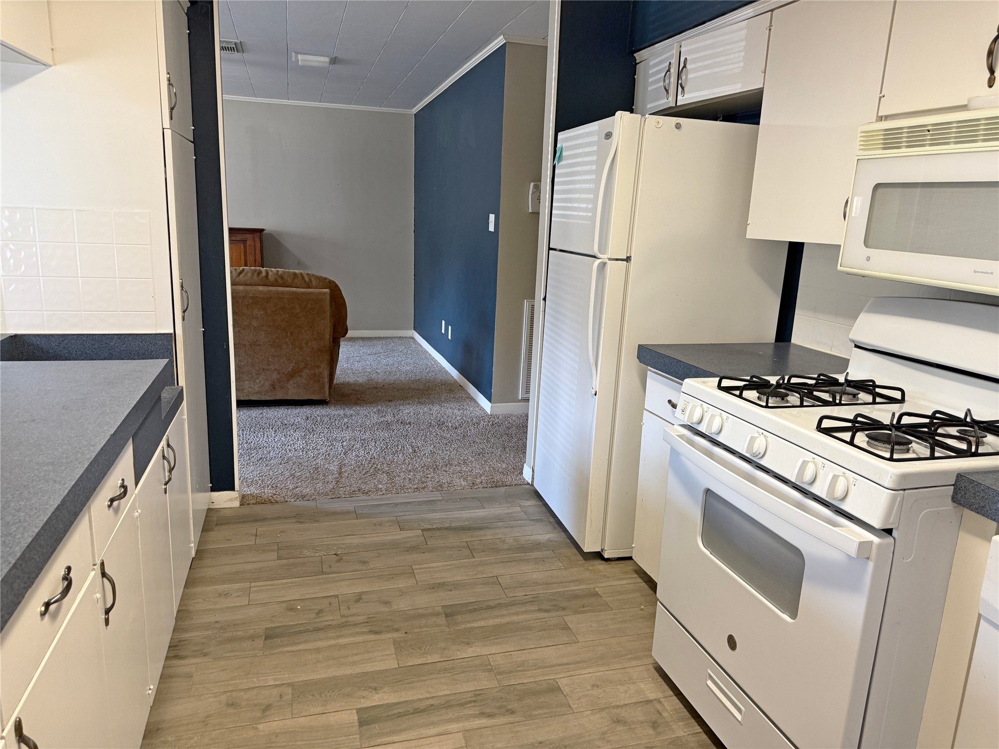 508 Rals Drive Onalaska, TX 77360 - Photo 18 of 42 a kitchen with granite countertop a refrigerator stove and sink