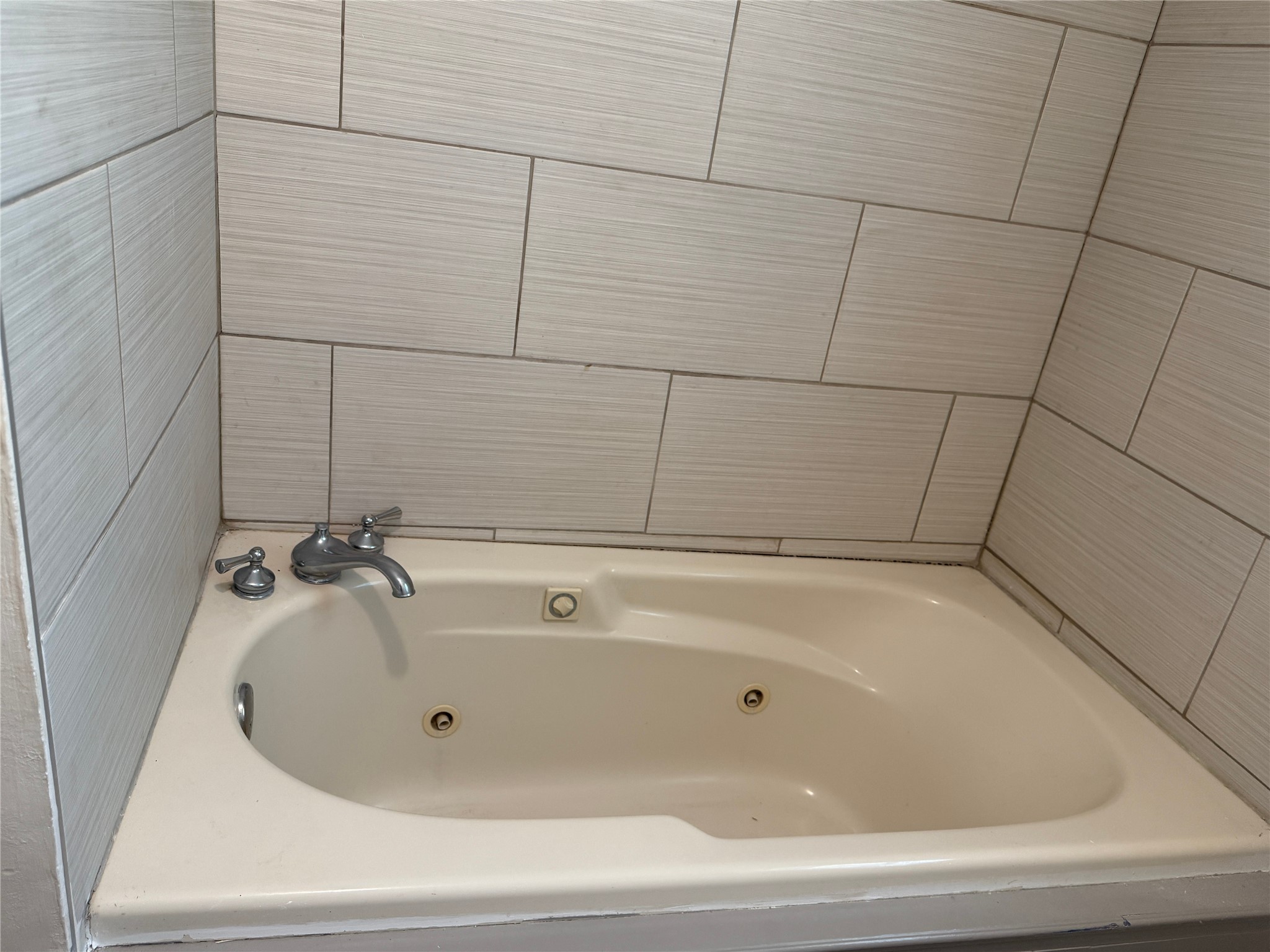 508 Rals Drive Onalaska, TX 77360 - Photo 33 of 42 a bathroom with a bathtub