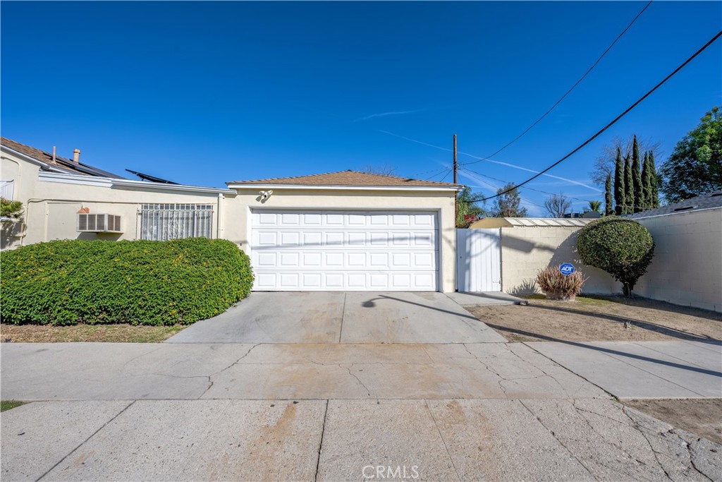 17654 Welby Way Van Nuys, CA 91406 - Photo 3 of 26 a view of a backyard of the house