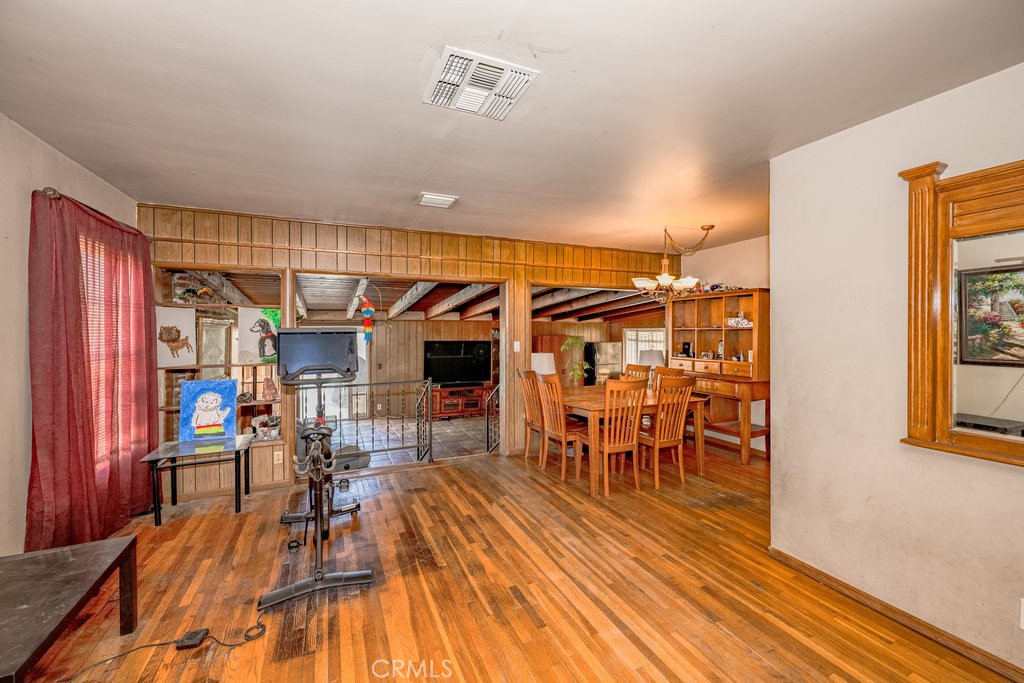 17654 Welby Way Van Nuys, CA 91406 - Photo 10 of 26 a very nice looking room with a large window
