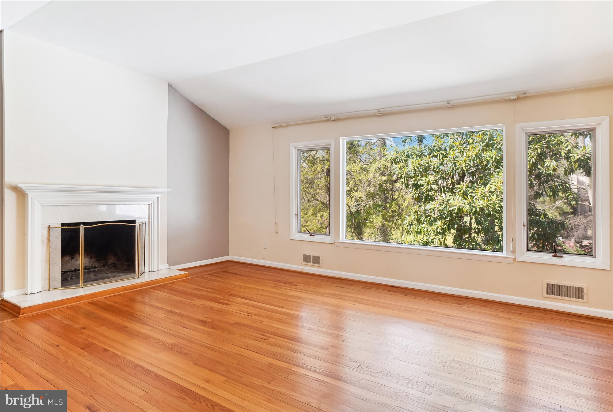 6512 Millwood Road Bethesda, MD 20817 - Photo 7 of 41 Living Room