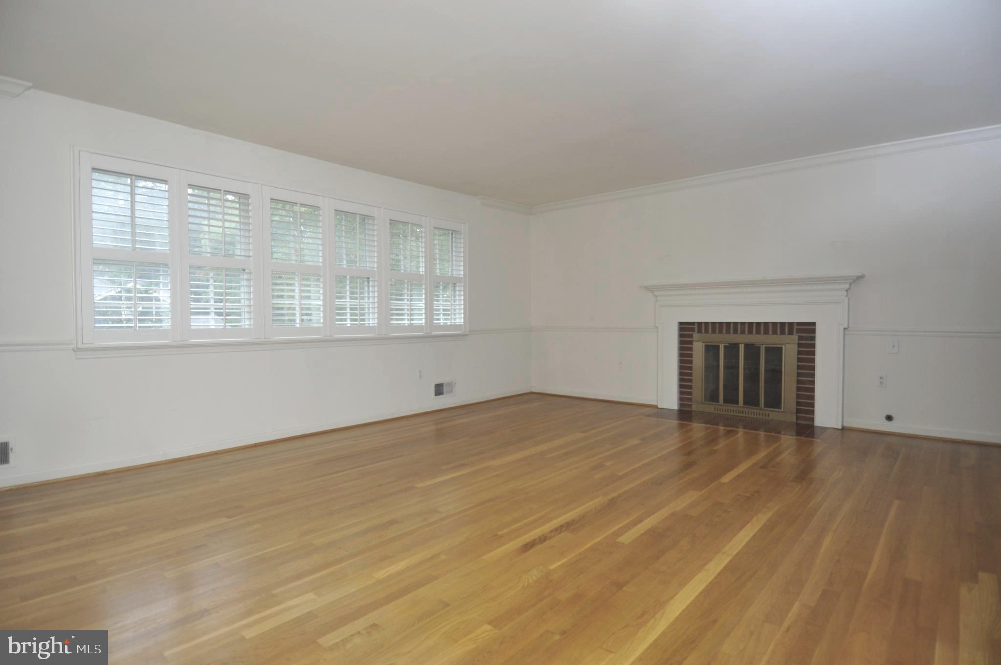 5850 Upton Street McLean, VA 22101 - Photo 15 of 31 Living Room
