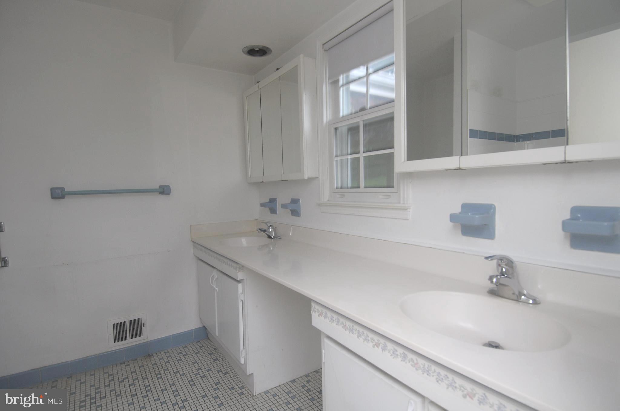 5850 Upton Street McLean, VA 22101 - Photo 20 of 31 En-Suite Primary Bath