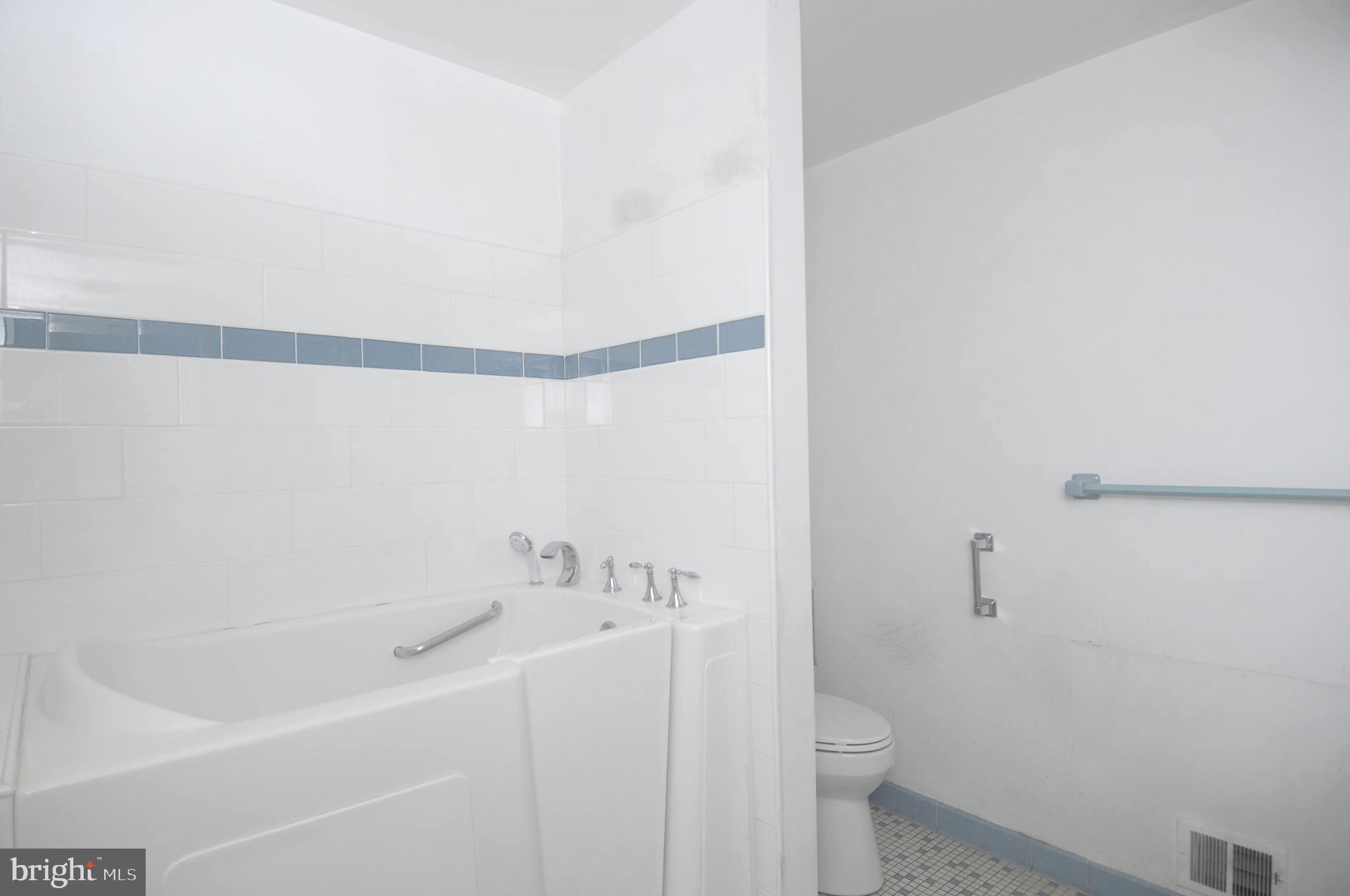 5850 Upton Street McLean, VA 22101 - Photo 21 of 31 En-Suite Primary Bath