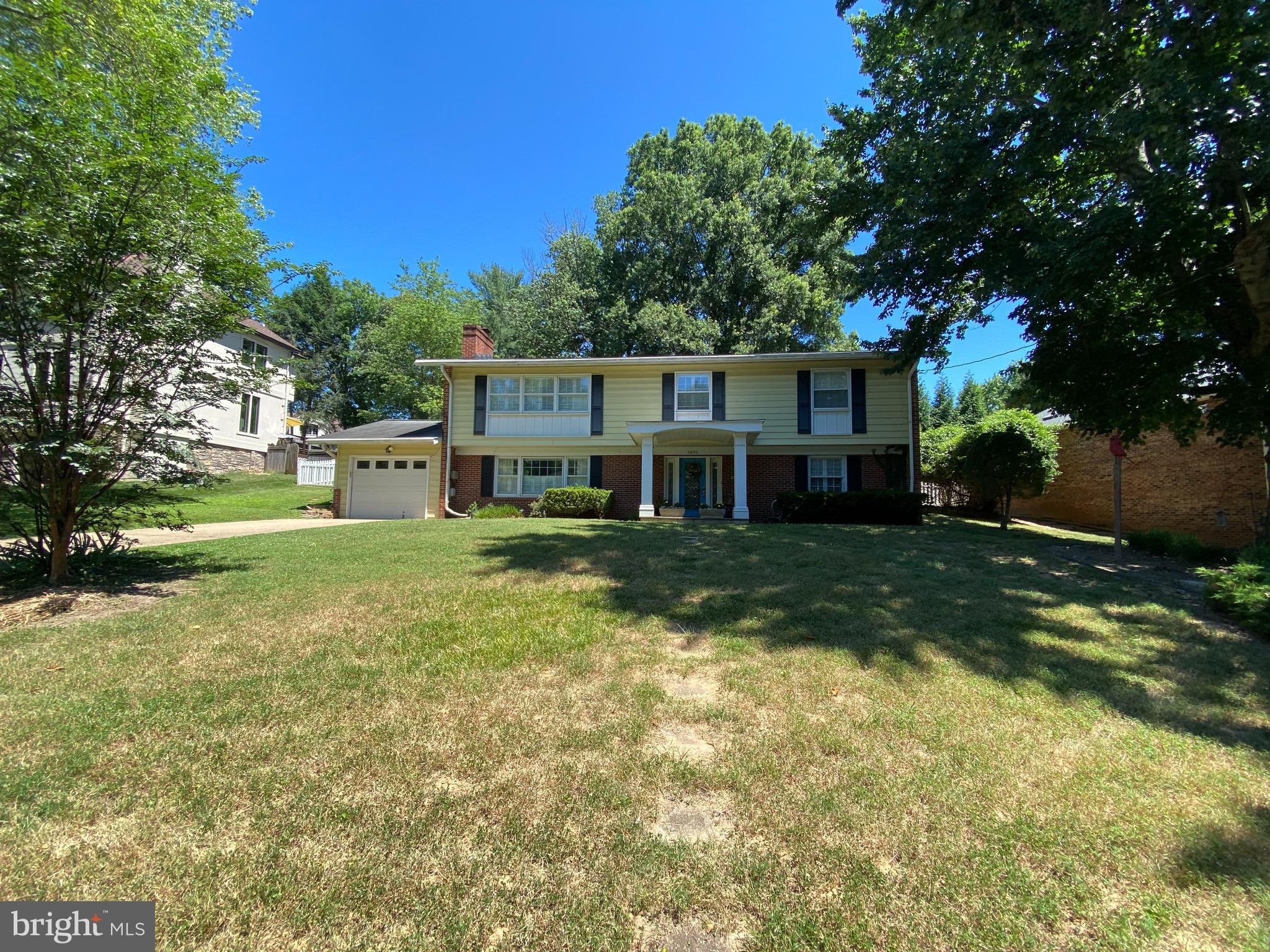 5850 Upton Street McLean, VA 22101 - Photo 4 of 31 Large, flat front yard