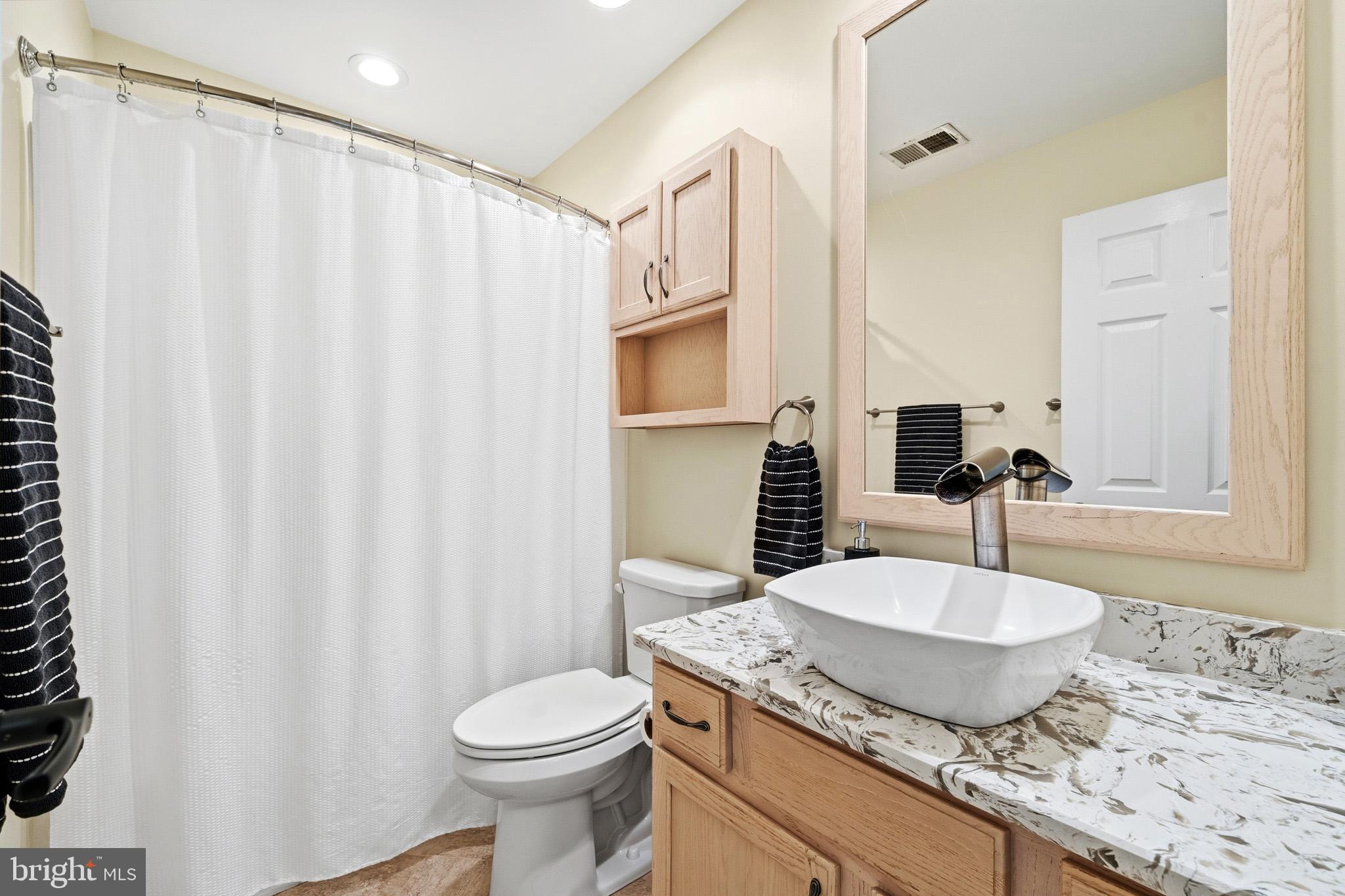3148 Holland Cliffs Road Huntingtown, MD 20639 - Photo 26 of 61 Beautiful full hall bath!