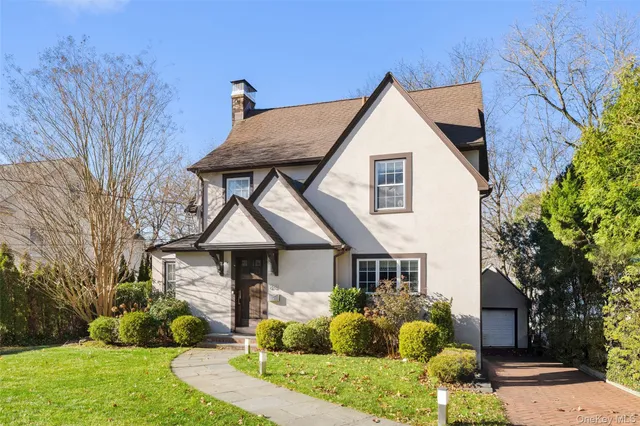 $1,895,000 | 29 Dobbs Terrace, Scarsdale, NY 10583