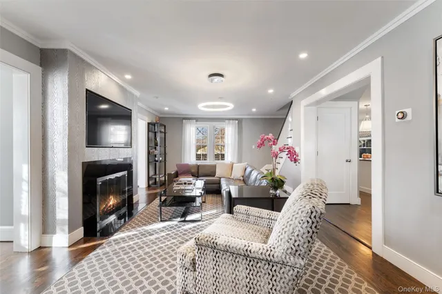 $1,895,000 | 29 Dobbs Terrace, Scarsdale, NY 10583