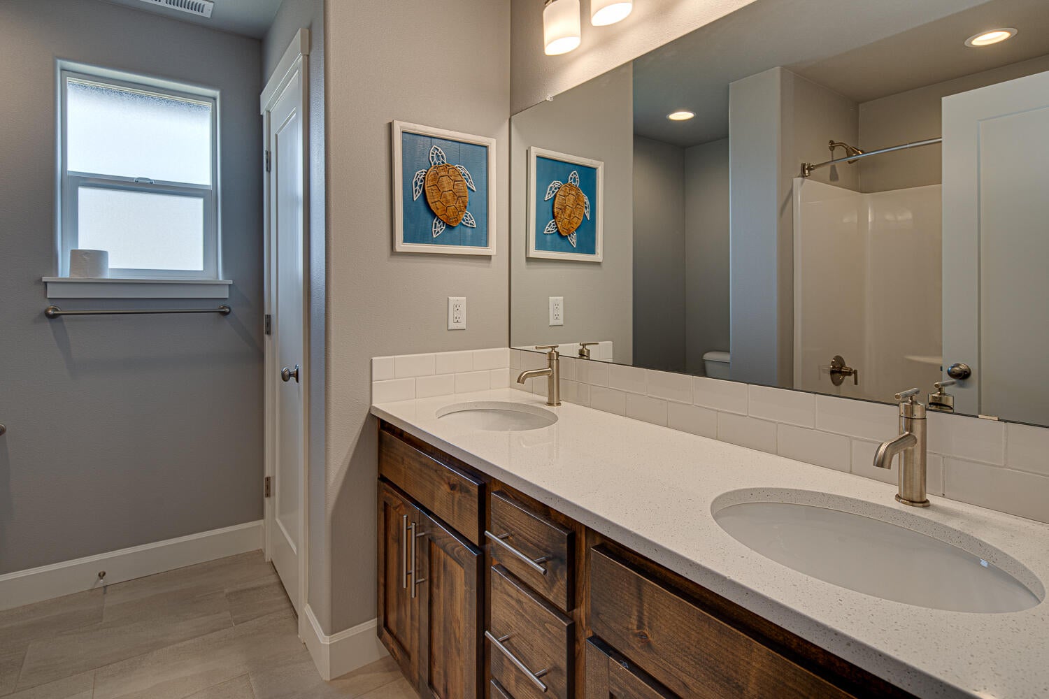 4741 Southwest Zenith Avenue Redmond, OR 97756 - Photo 21 of 34 Guest bath w/double vanites.
