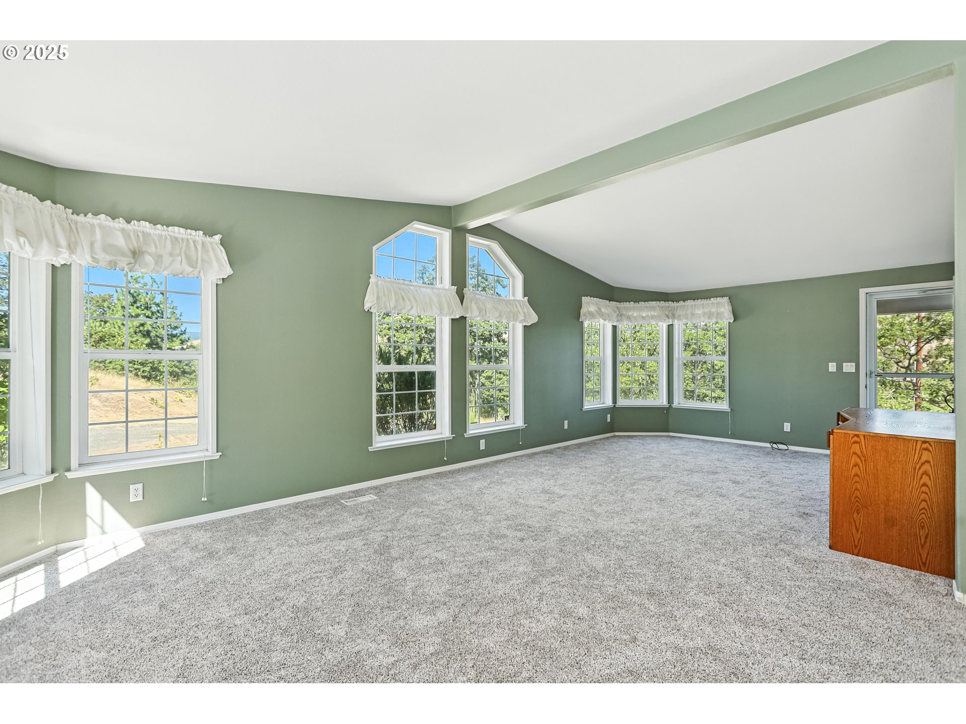 6305 Cherry Heights Road The Dalles, OR 97058 - Photo 20 of 48 Living Room/Entrance