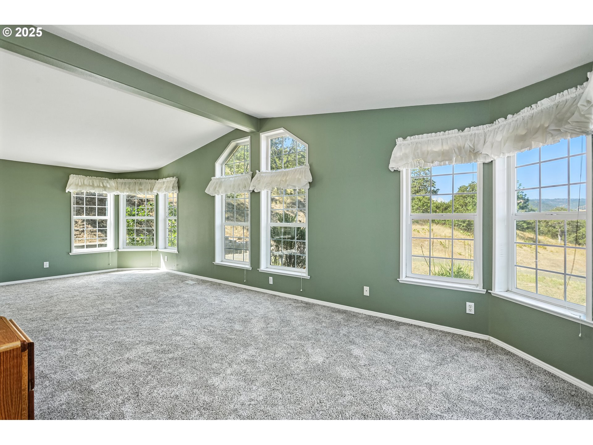 6305 Cherry Heights Road The Dalles, OR 97058 - Photo 21 of 48 Living Room